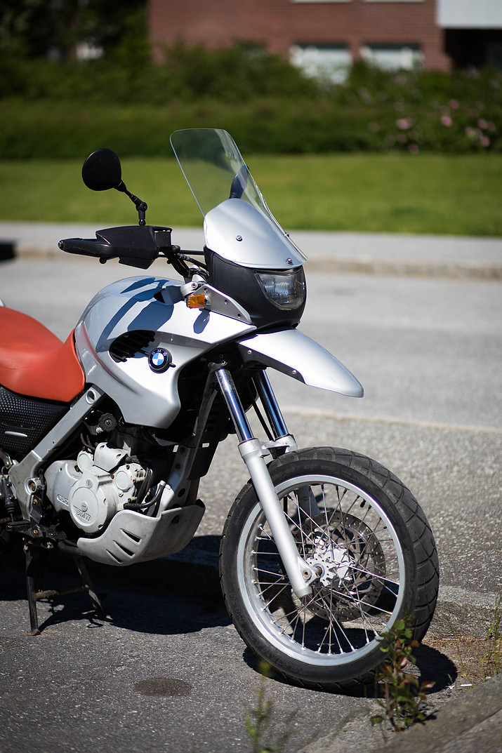 Motocikls ar paštaisītu vējstiklu